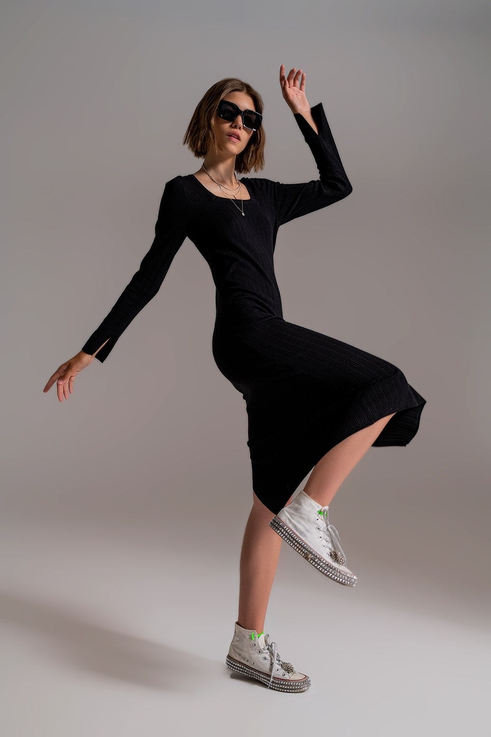 Q2 Vestido de malha midi com decote quadrado em preto
