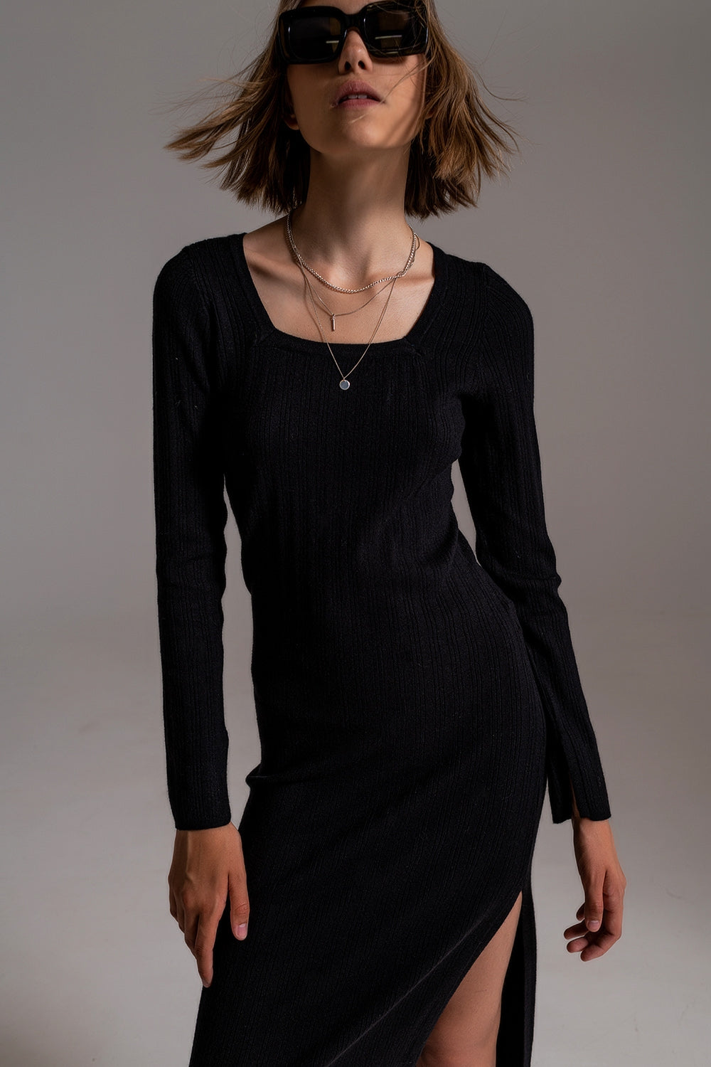 Vestido de malha midi com decote quadrado em preto