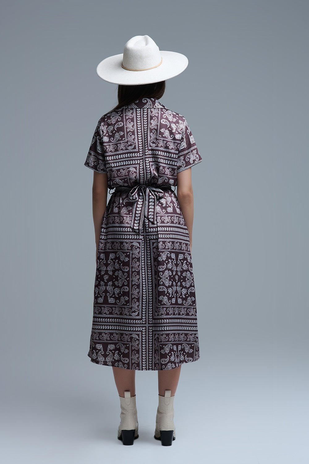 Vestido de manga curta com estampado Paisley em castanho