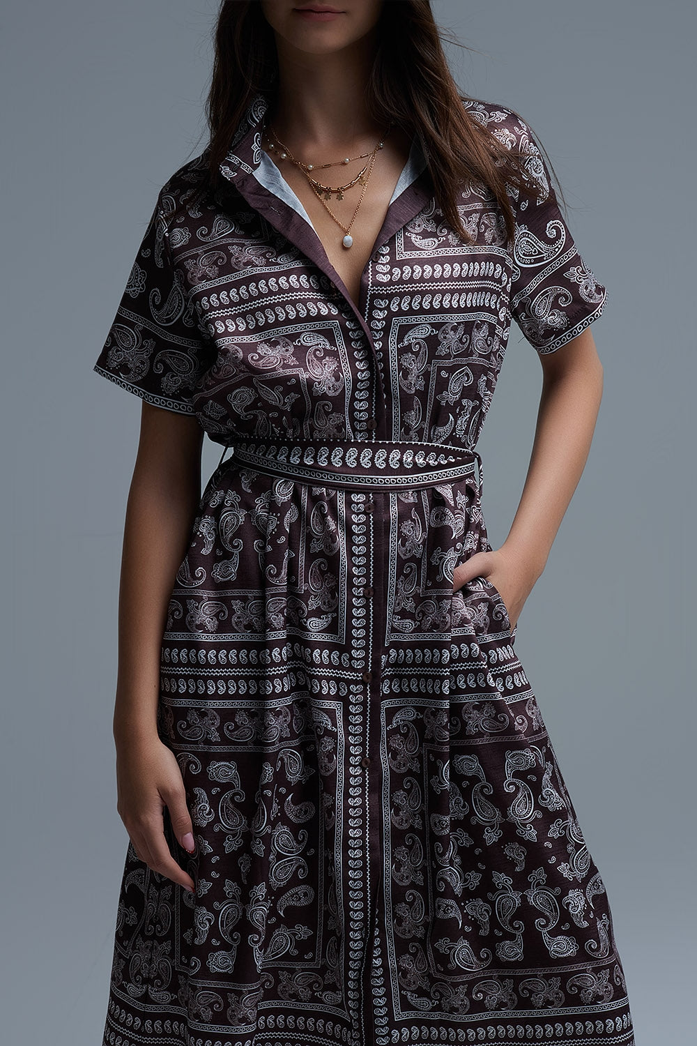 Vestido de manga curta com estampado Paisley em castanho