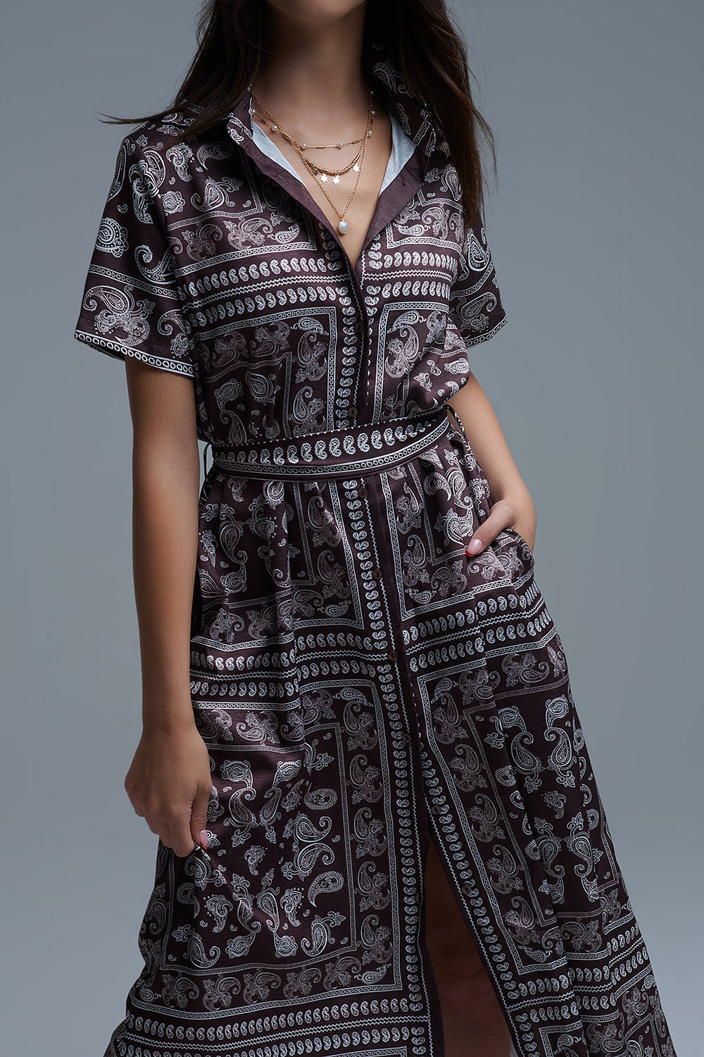 Vestido de manga curta com estampado Paisley em castanho