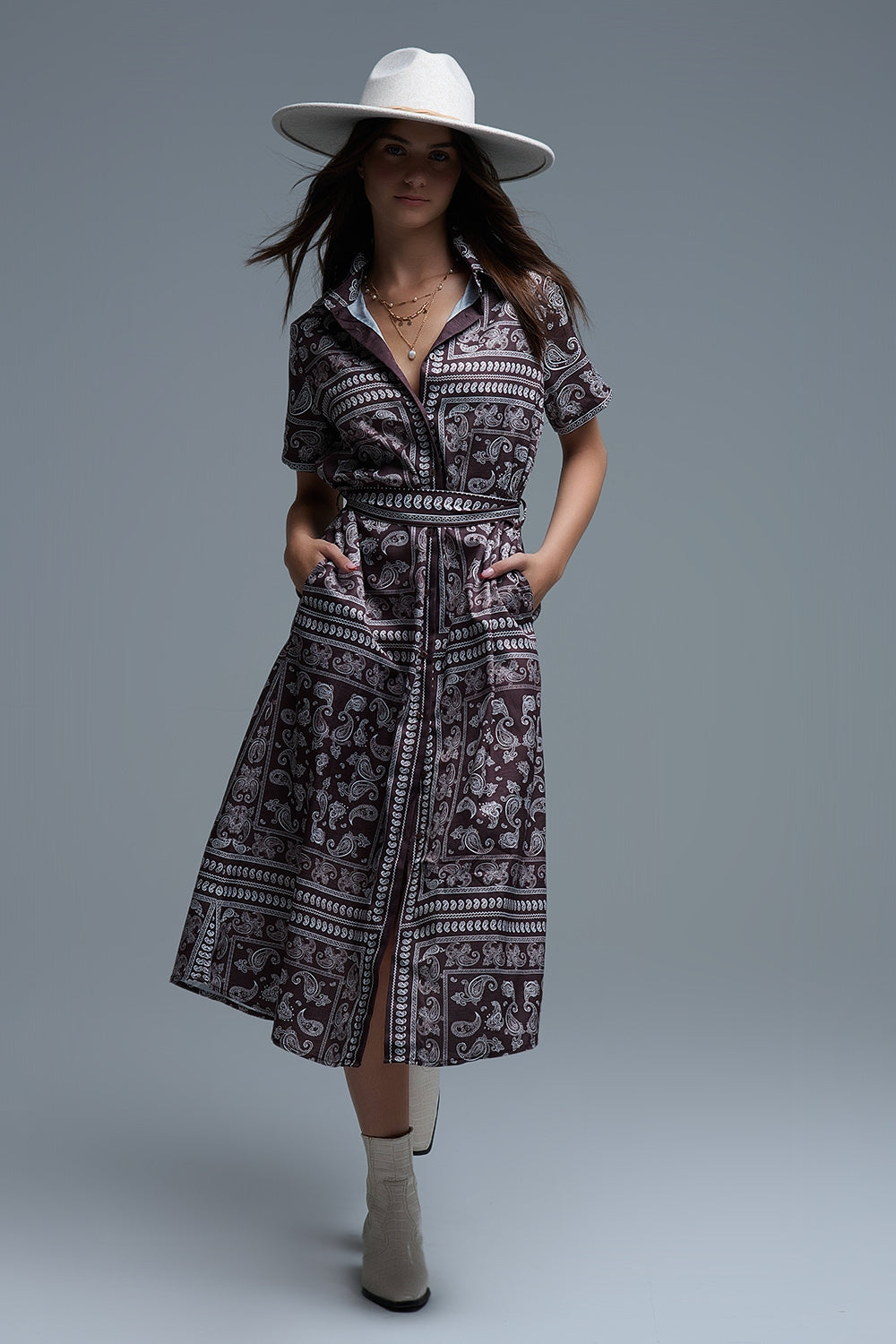 Vestido de manga curta com estampado Paisley em castanho