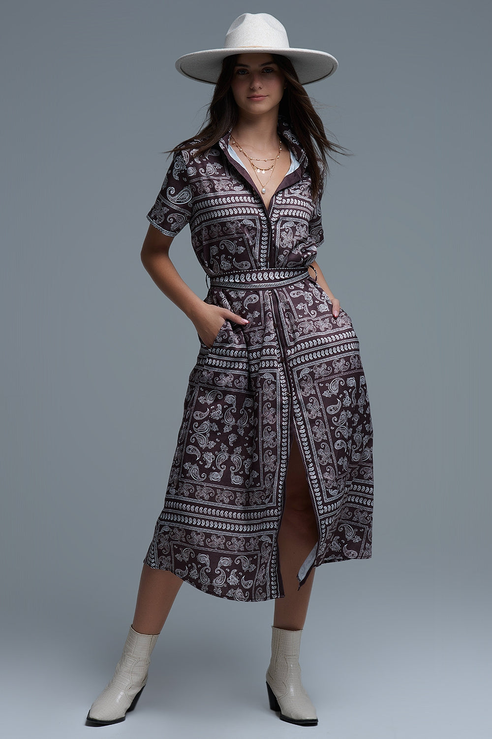 Vestido de manga curta com estampado Paisley em castanho