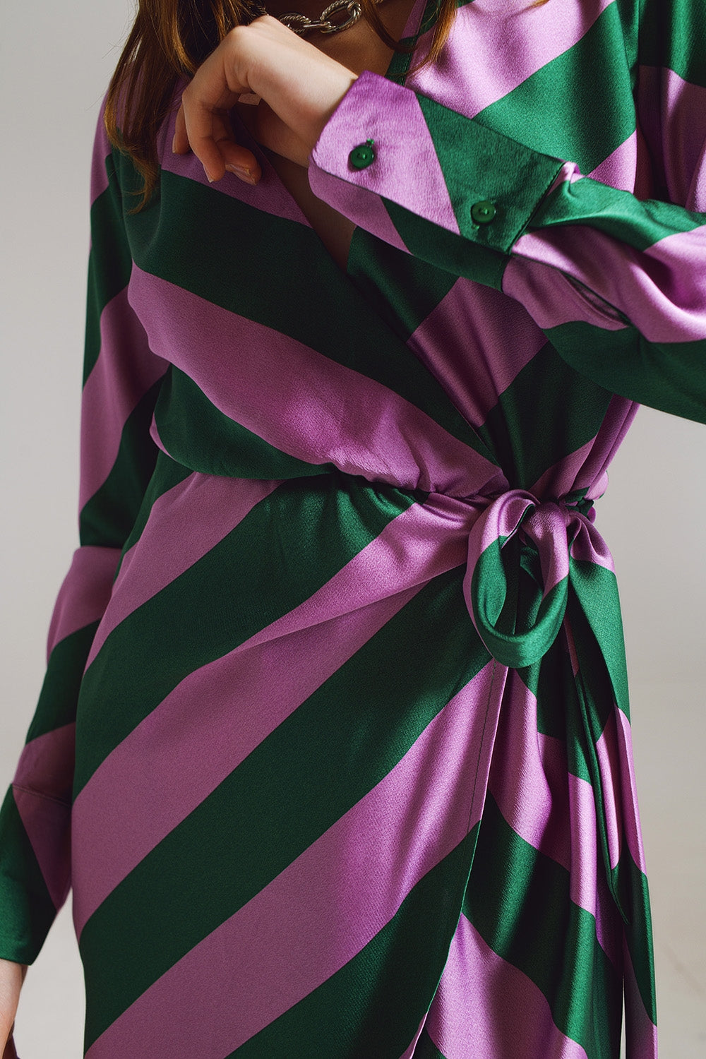 Vestido envelope de cetim com estampa listrada lilás e verde