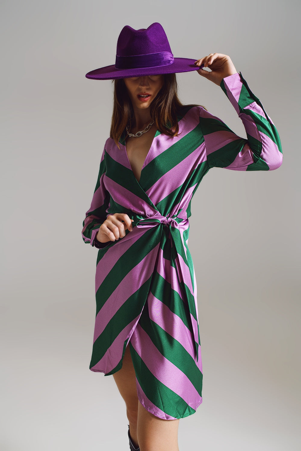 Vestido envelope de cetim com estampa listrada lilás e verde