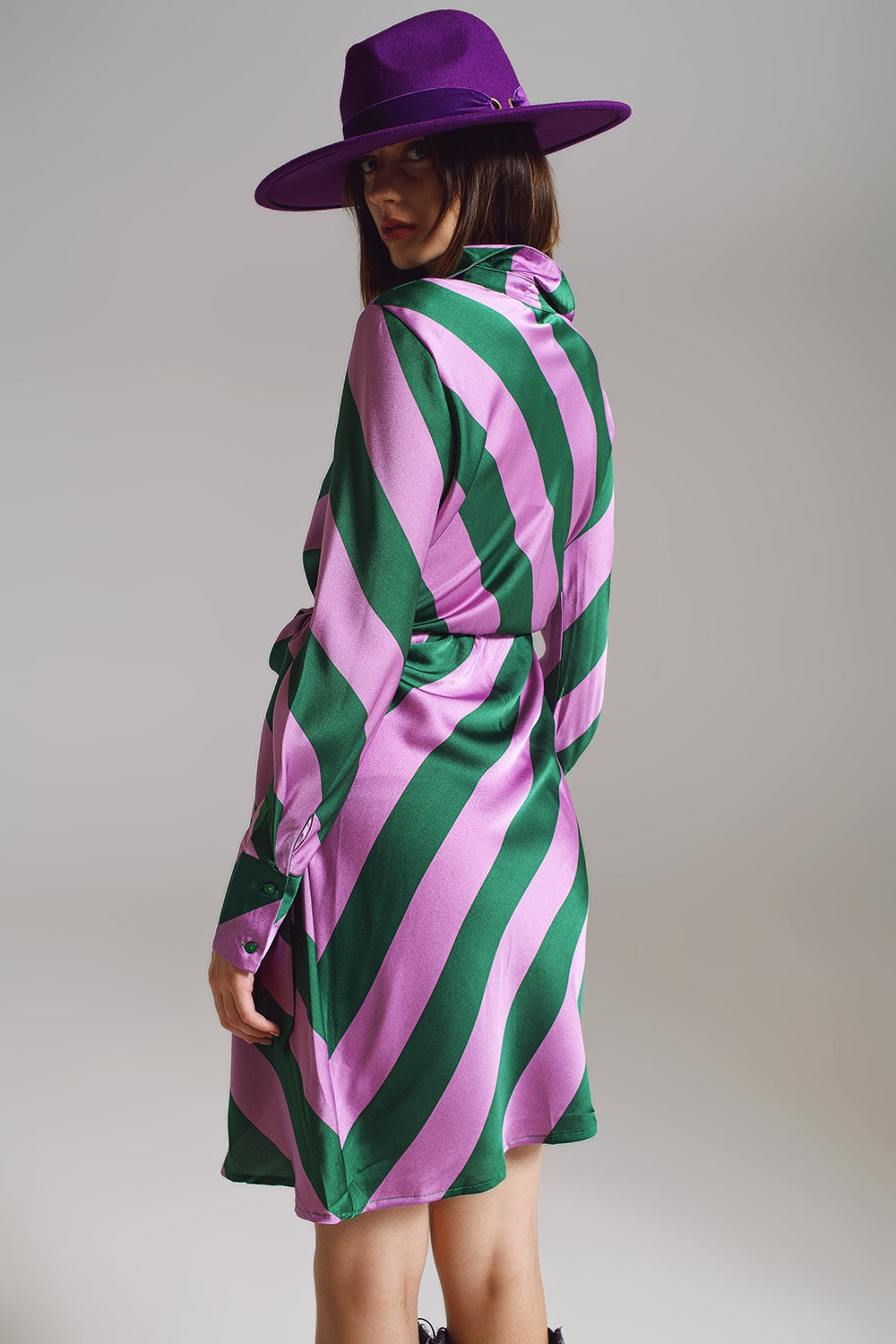 Vestido envelope de cetim com estampa listrada lilás e verde