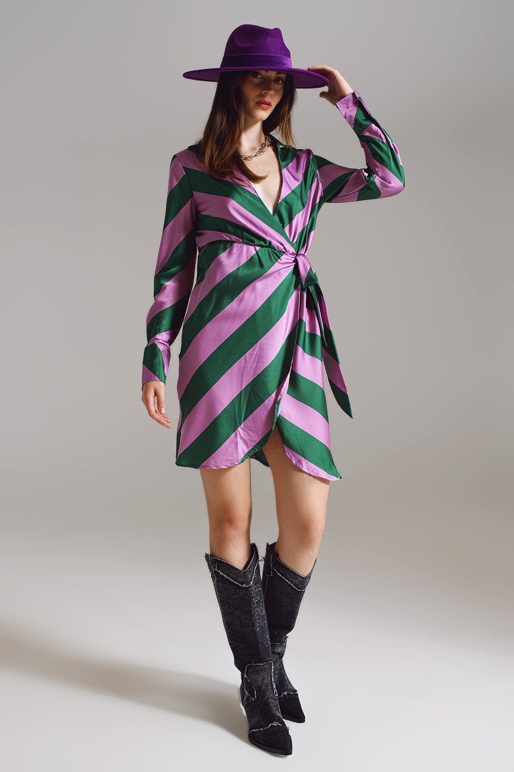 Vestido envelope de cetim com estampa listrada lilás e verde