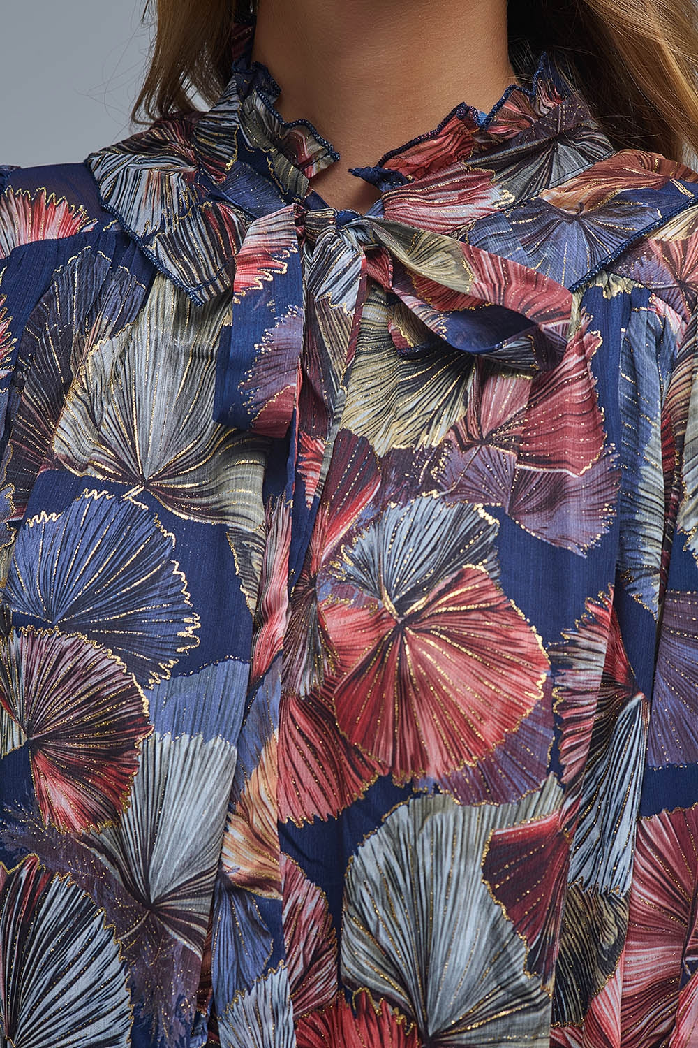 Vestido floral elegante com decote em A e laço