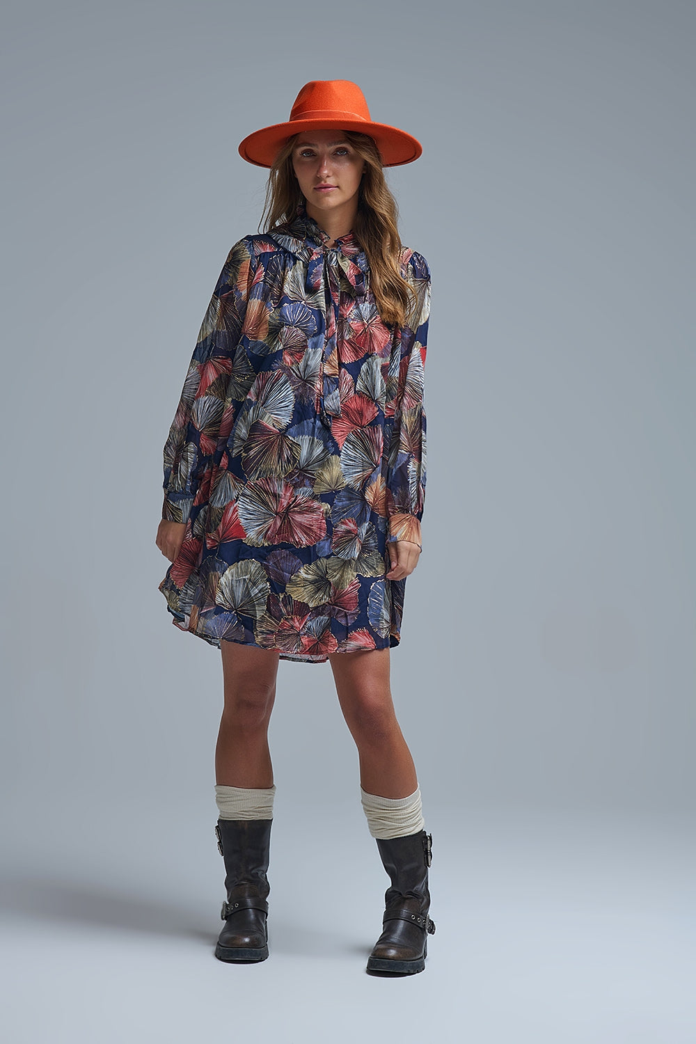 Vestido floral elegante com decote em A e laço