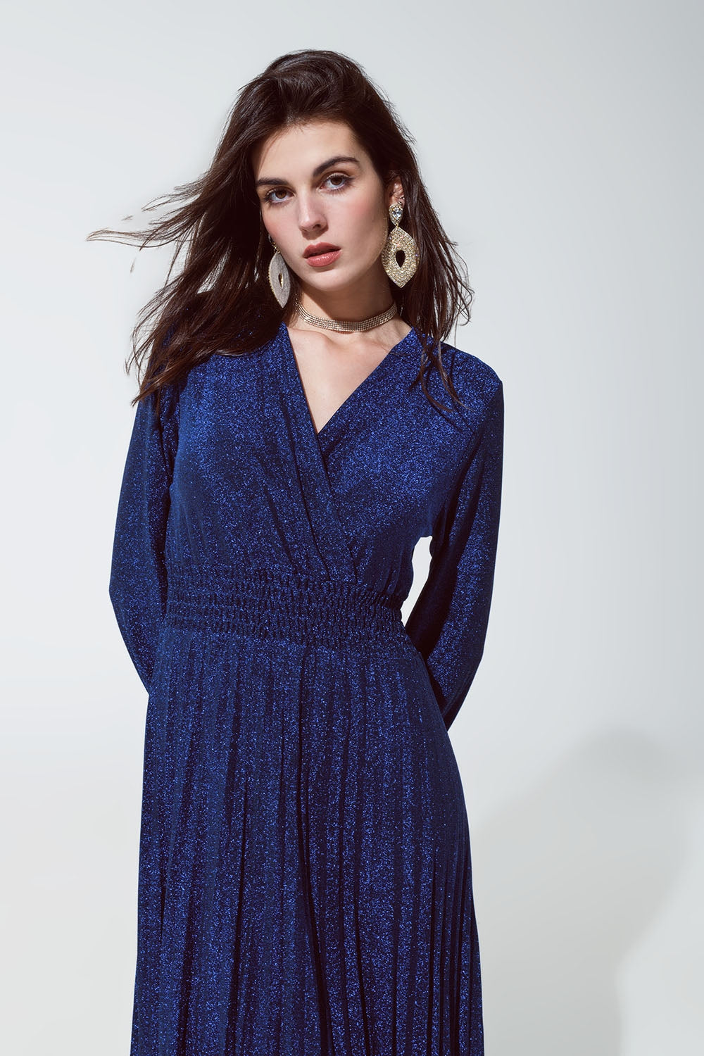 Vestido longo azul brilhante de cintura alta com decote em V