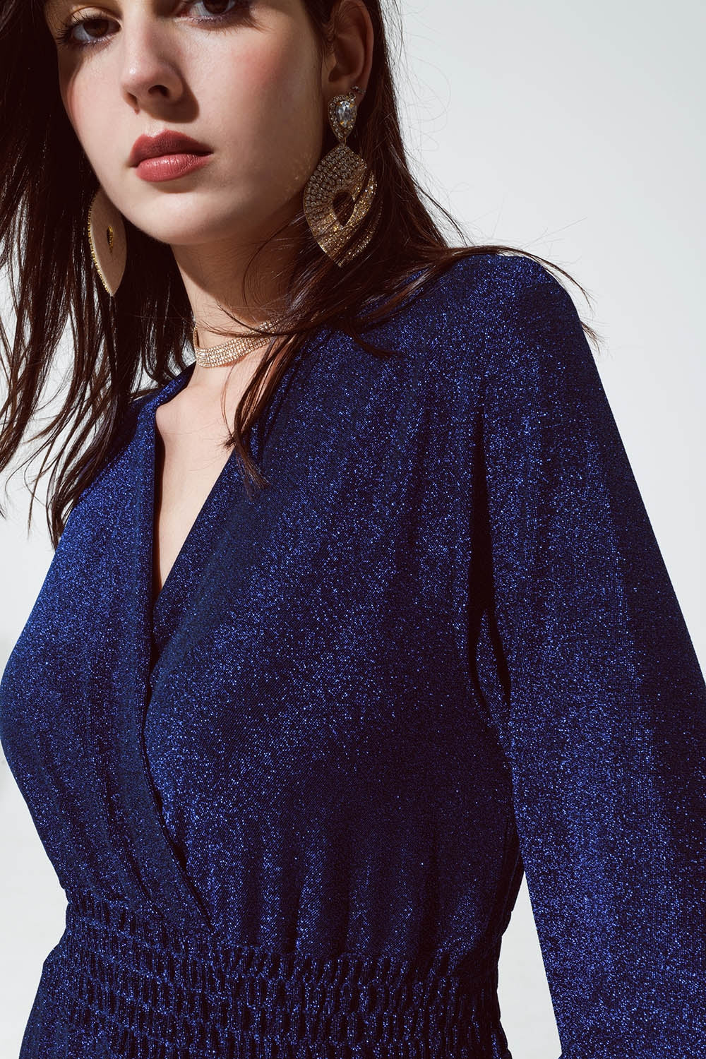 Vestido longo azul brilhante de cintura alta com decote em V