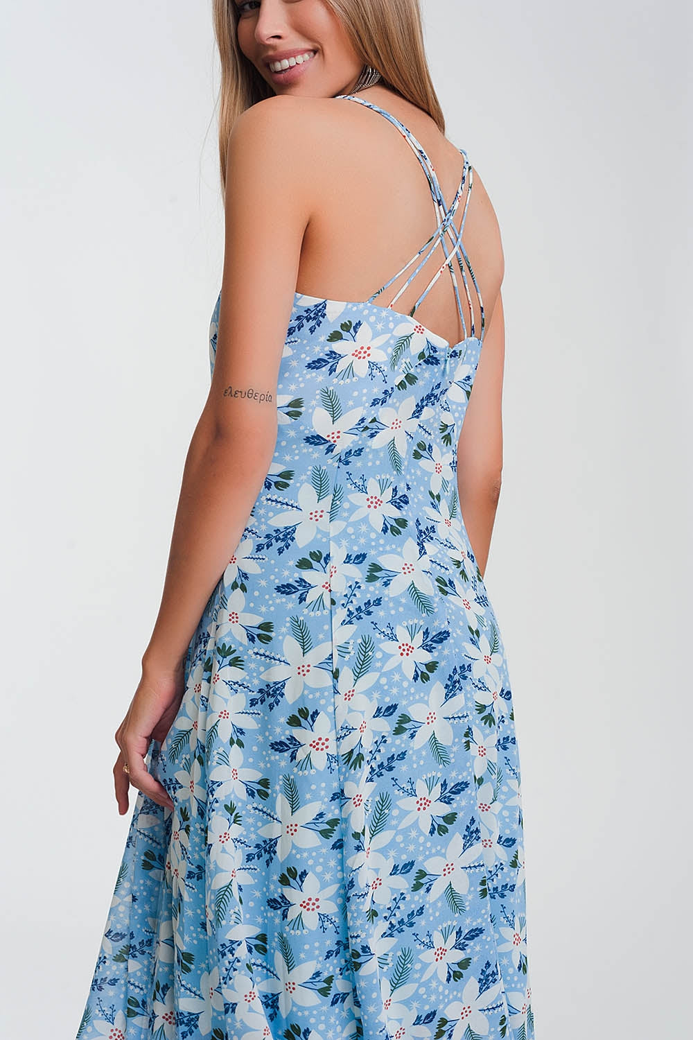 Vestido longo azul com tiras finas