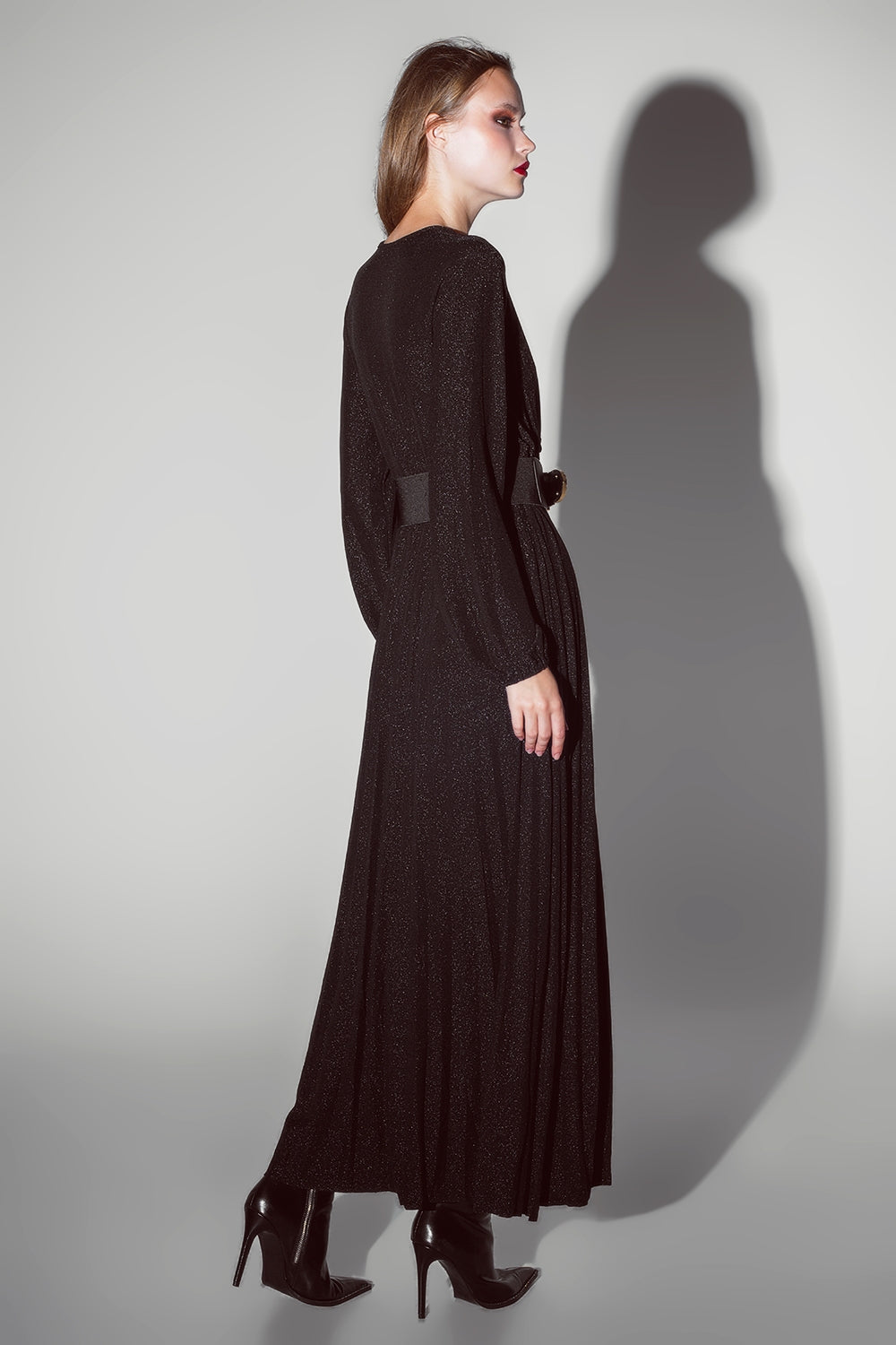 Vestido longo com mangas compridas e brilho em preto