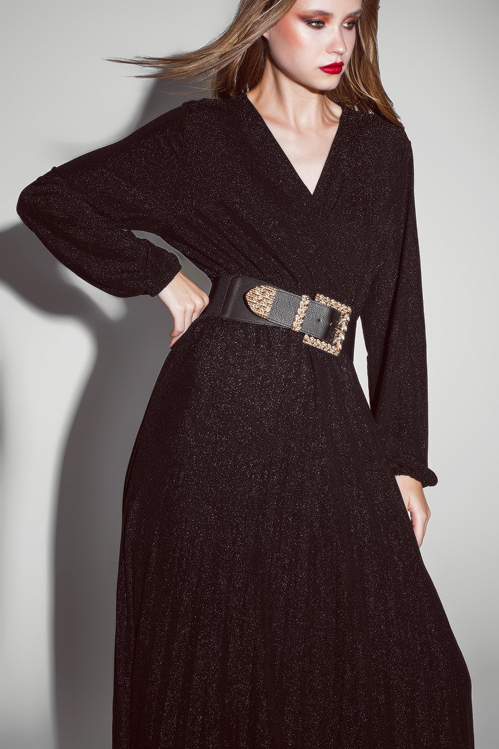 Vestido longo com mangas compridas e brilho em preto