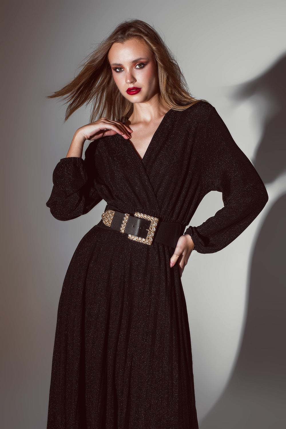 Vestido longo com mangas compridas e brilho em preto
