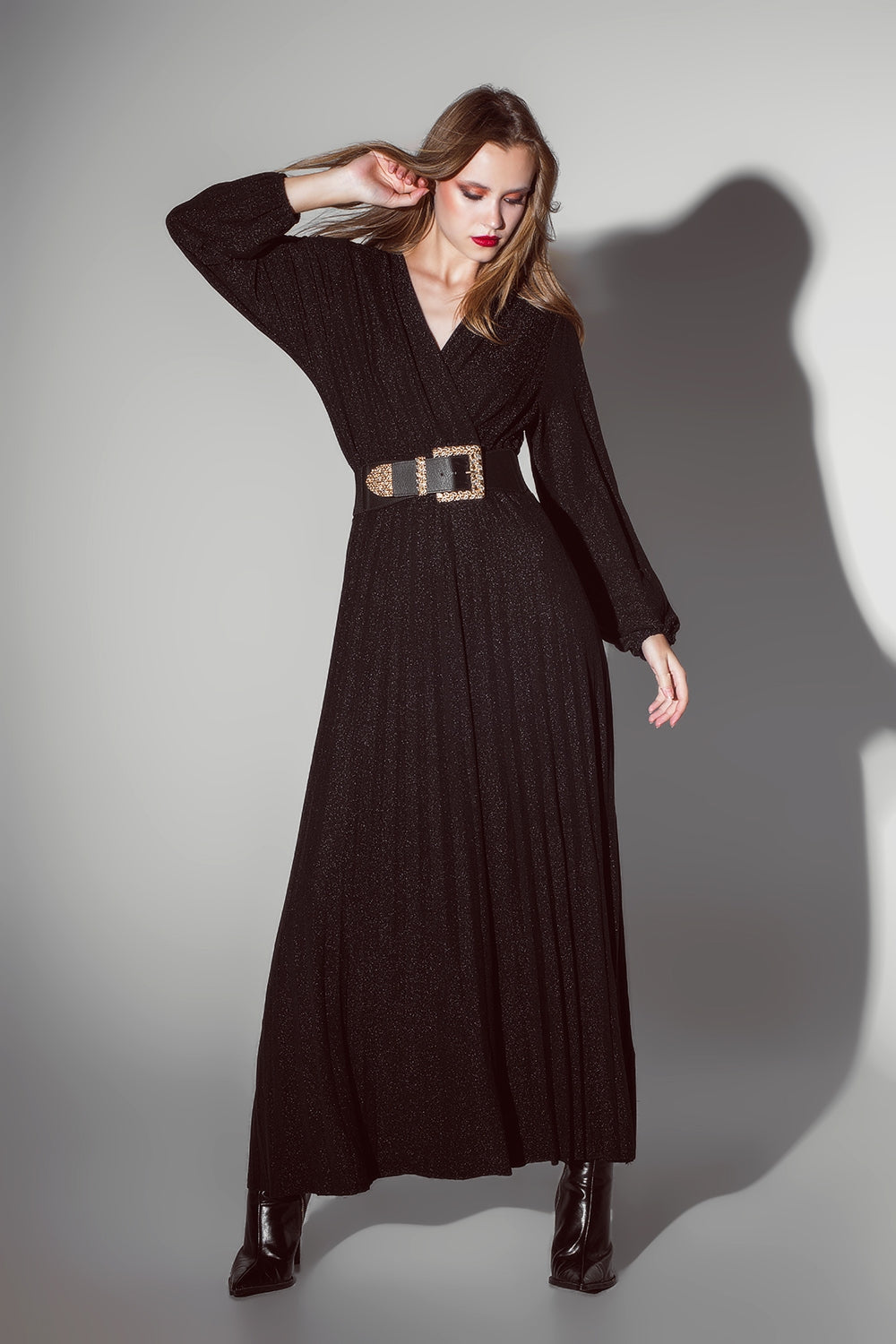 Vestido longo com mangas compridas e brilho em preto
