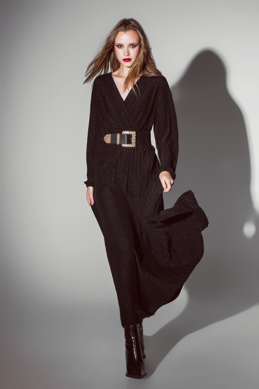 Vestido longo com mangas compridas e brilho em preto