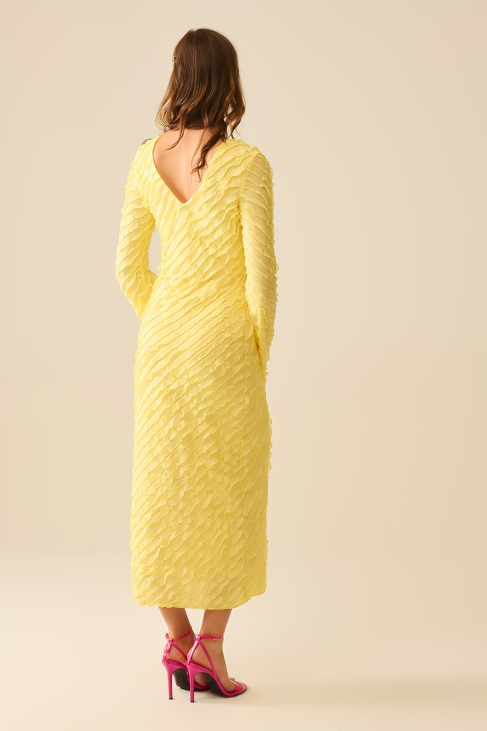 Vestido maxi amarelo manteiga com design de folhos mini Bias