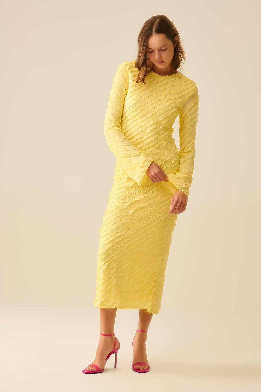 Vestido maxi amarelo manteiga com design de folhos mini Bias