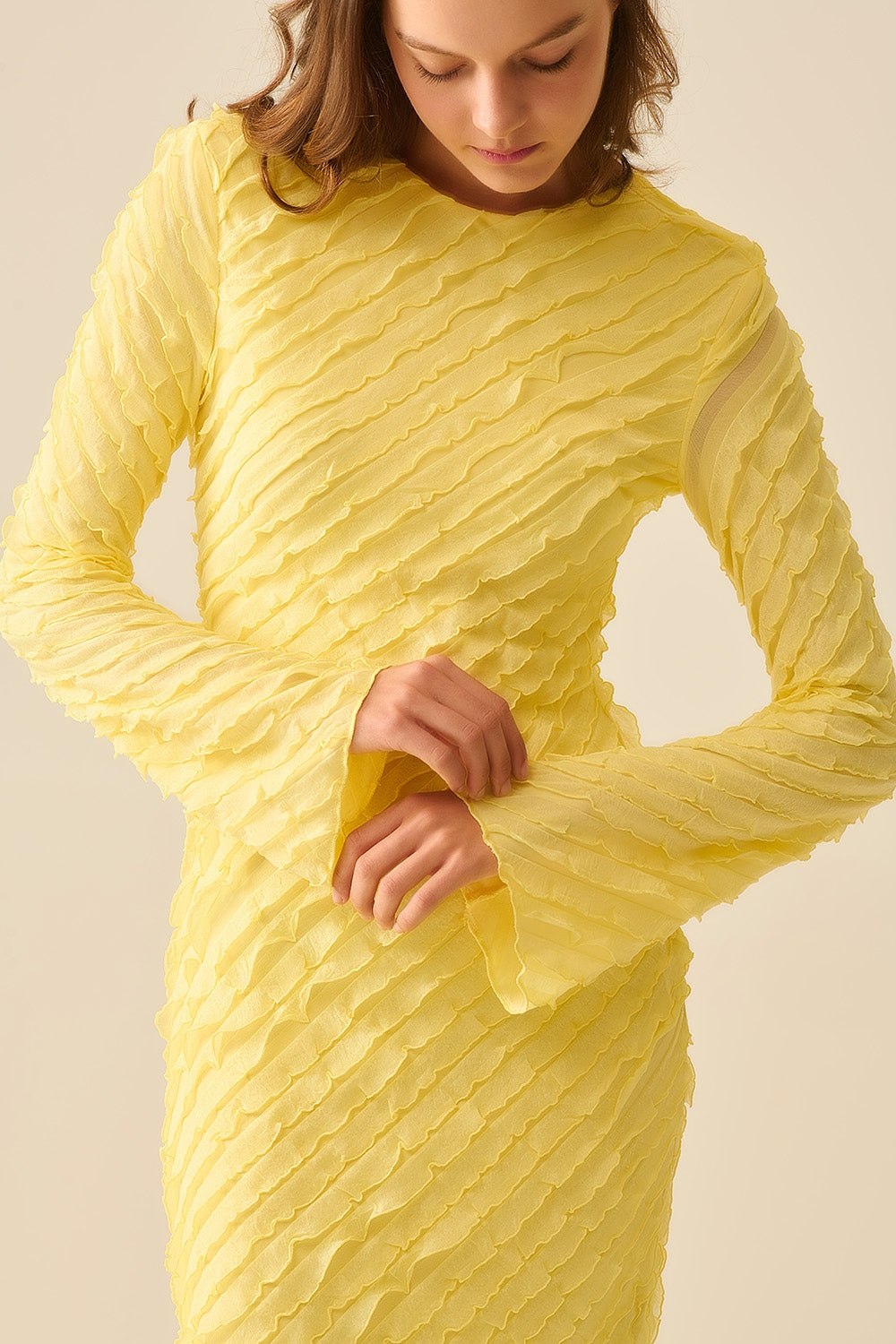 Vestido maxi amarelo manteiga com design de folhos mini Bias