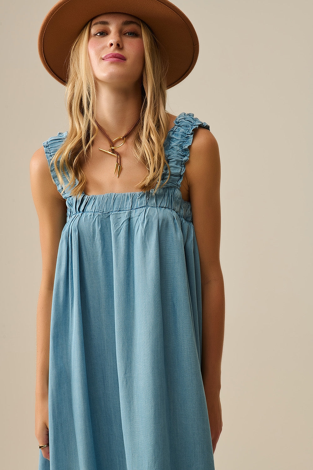Vestido maxi azul claro com alças com folhos em tecido tencel