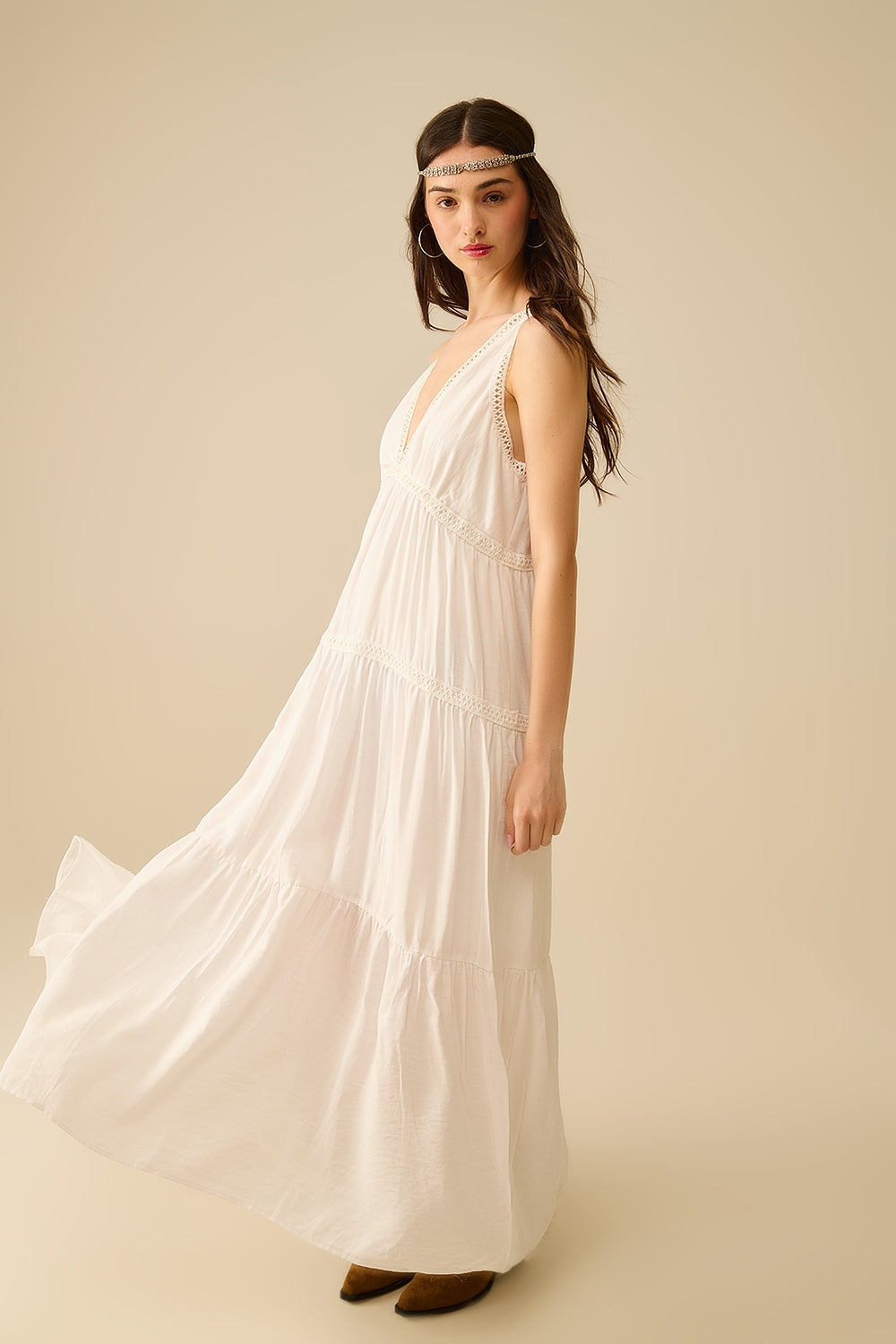 Q2 Vestido Maxi branco com pormenores em renda e estilo boho