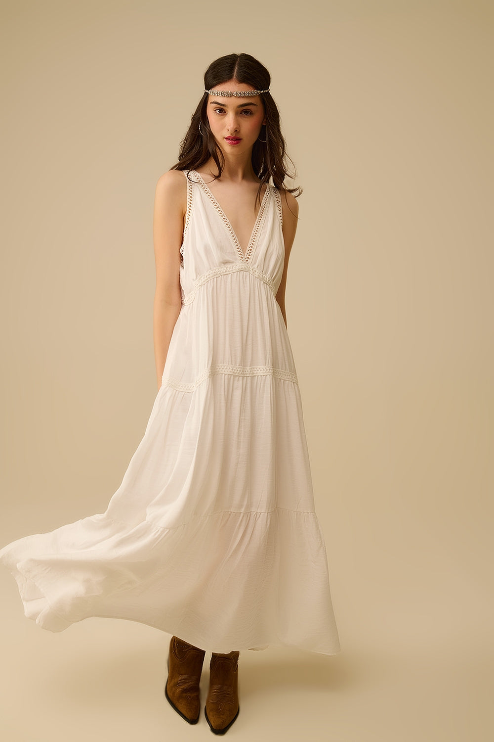 Vestido Maxi branco com detalhes em renda e estilo boho