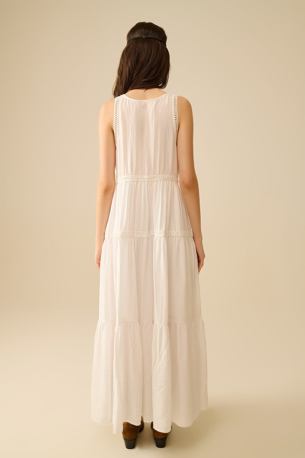 Vestido Maxi branco com detalhes em renda e estilo boho