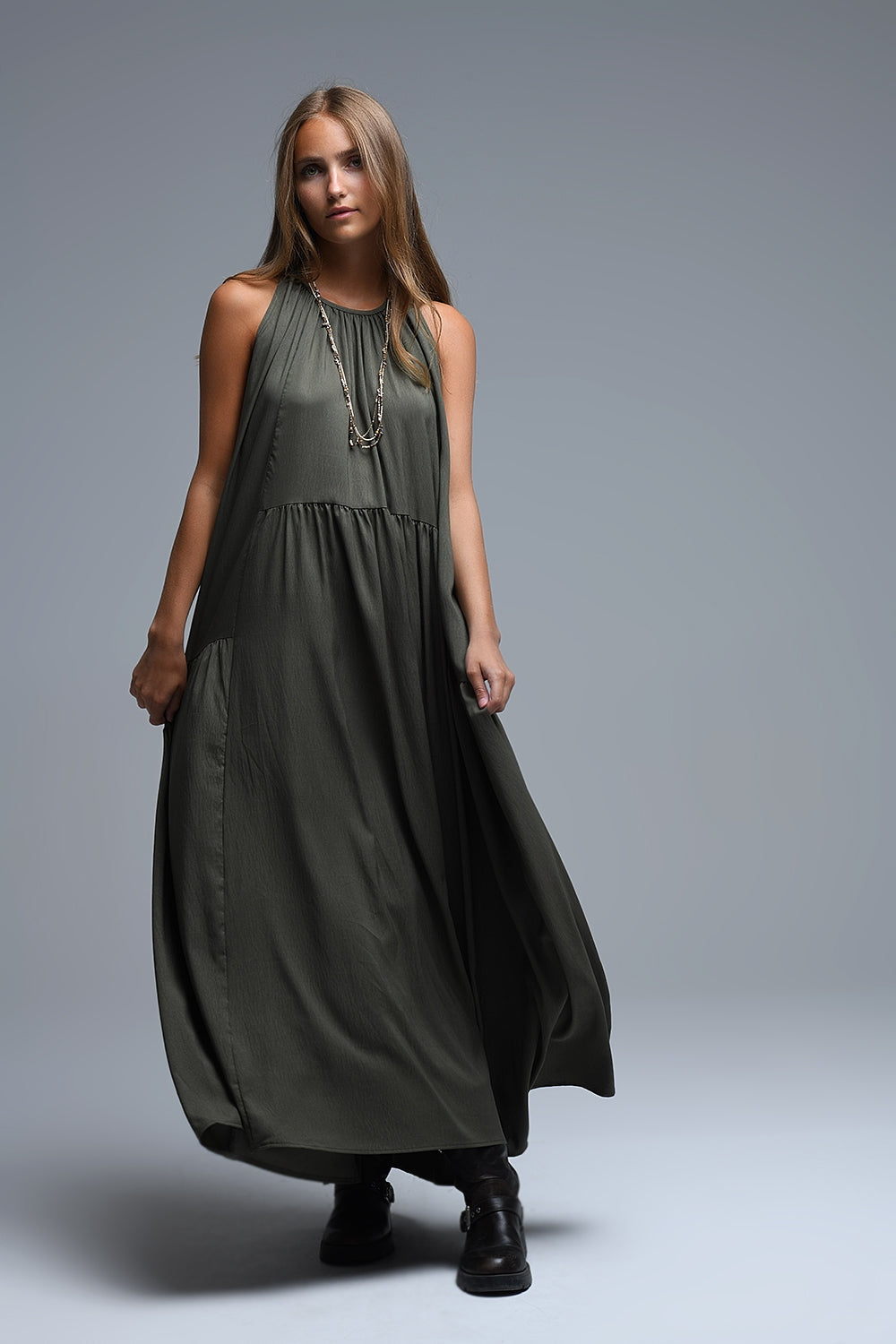 Vestido maxi cáqui com decote haltere e pormenores de costura