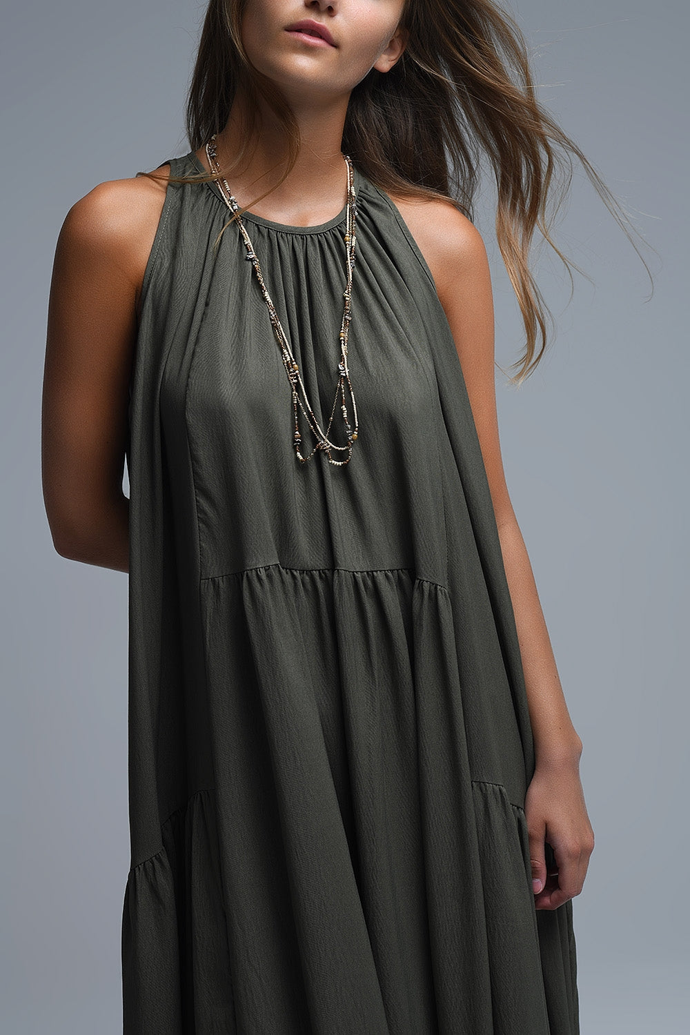 Vestido maxi cáqui com decote haltere e pormenores de costura