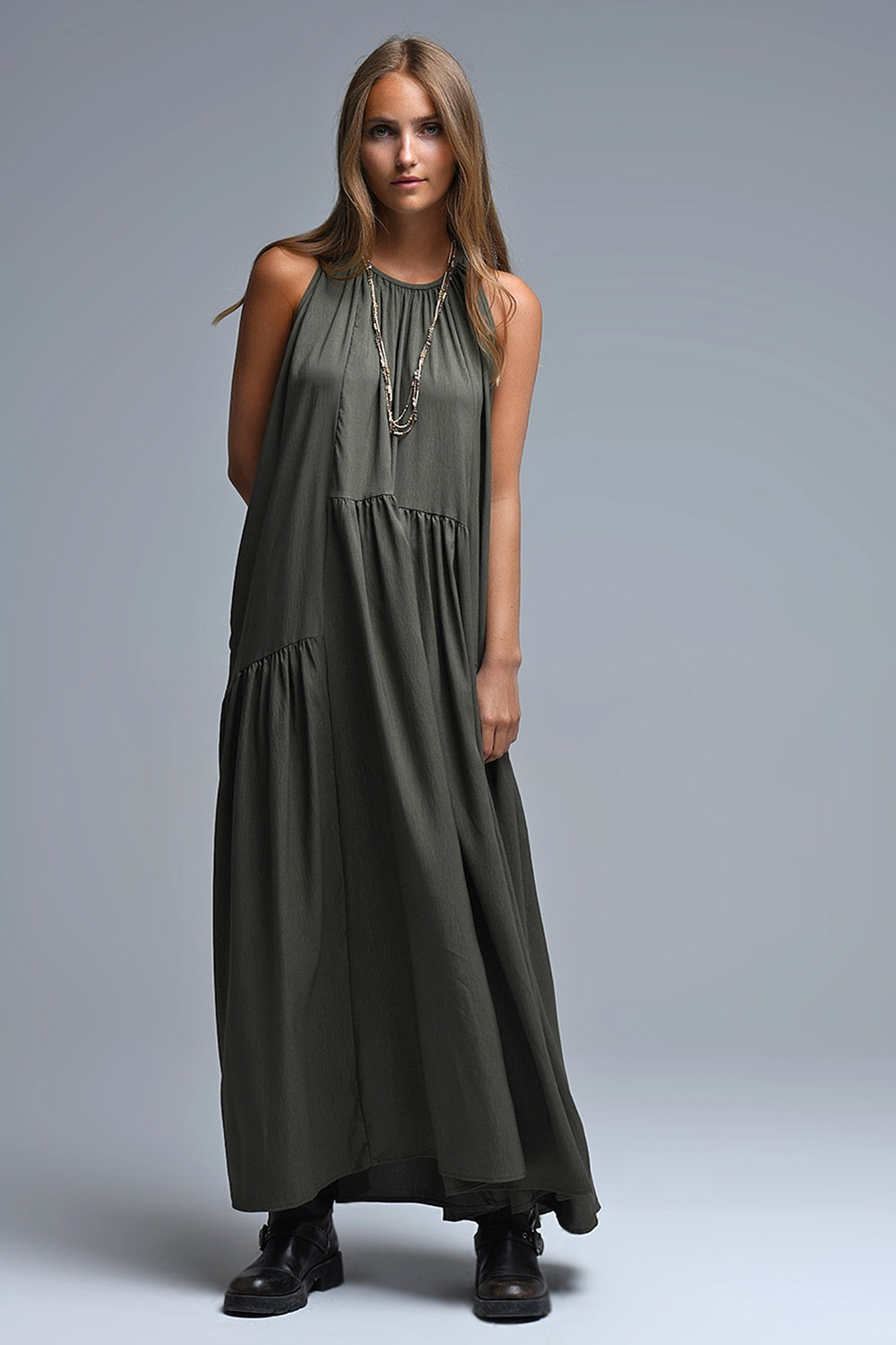 Vestido maxi cáqui com decote haltere e pormenores de costura