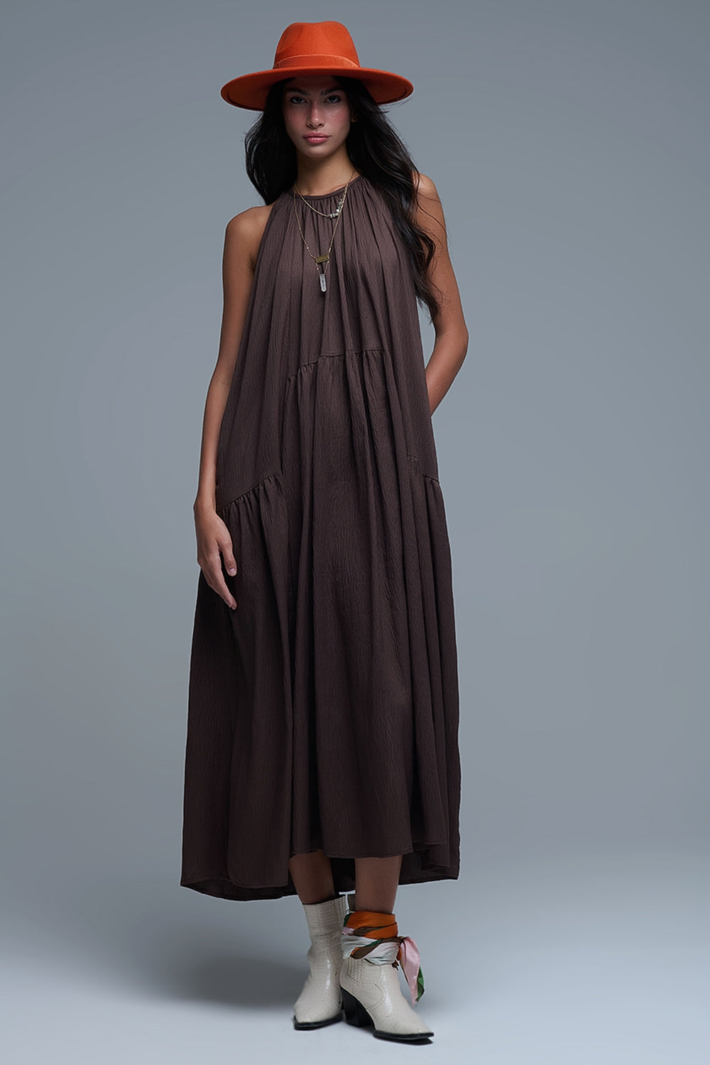 Q2 Vestido maxi castanho com decote haltere e pormenores de costura