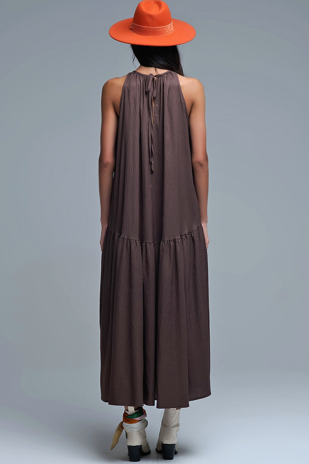Vestido maxi castanho com decote haltere e detalhes de costura