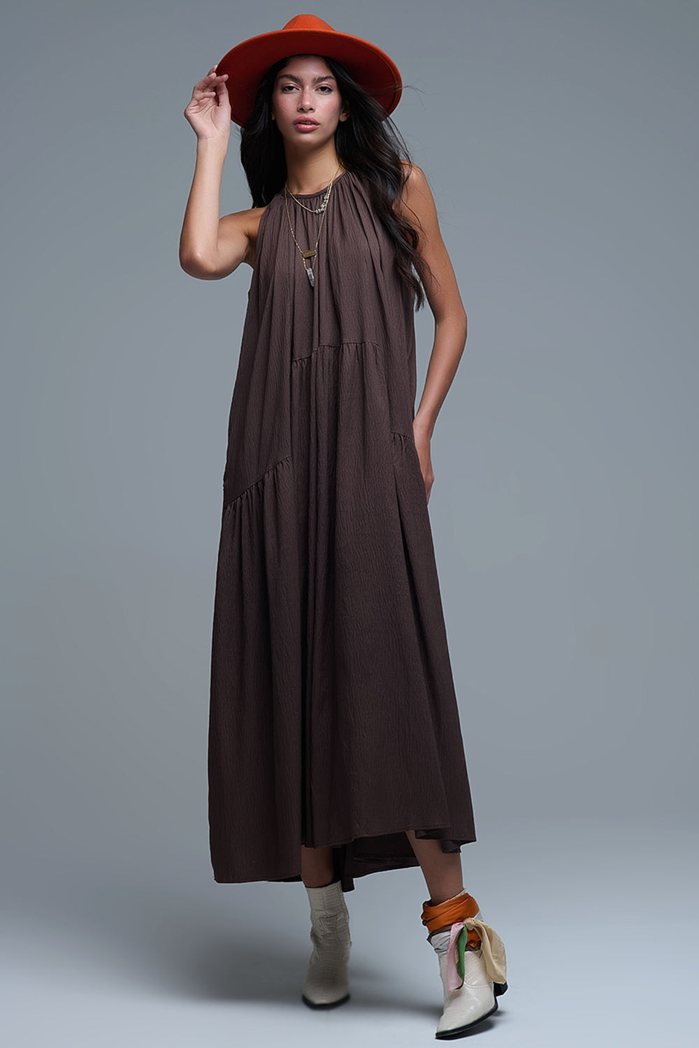 Vestido maxi castanho com decote haltere e detalhes de costura