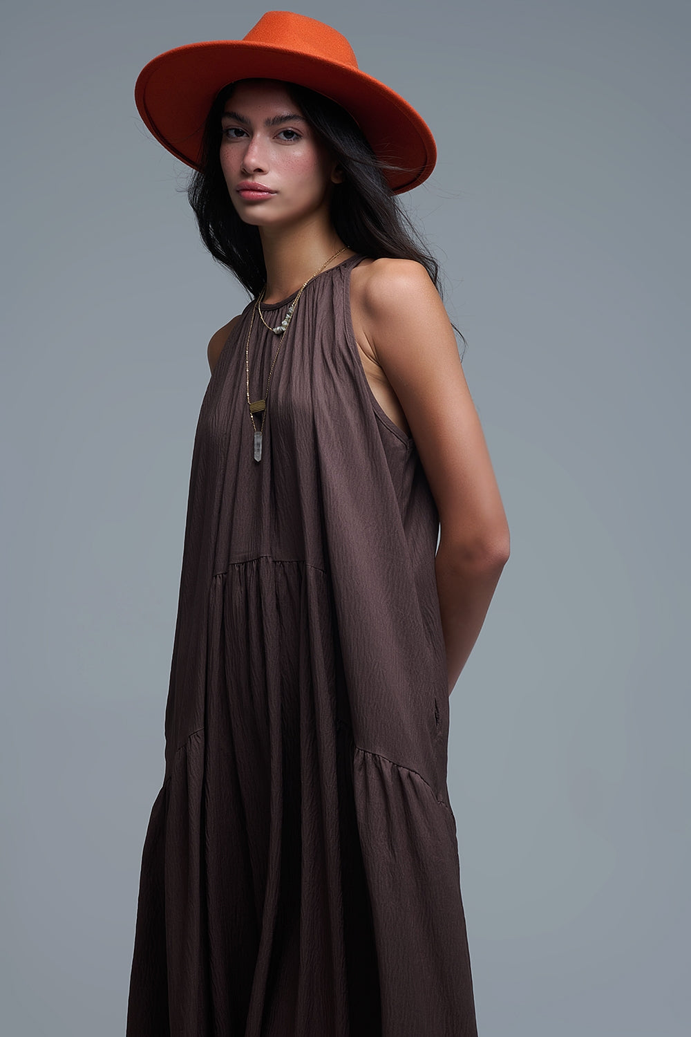 Vestido maxi castanho com decote haltere e detalhes de costura