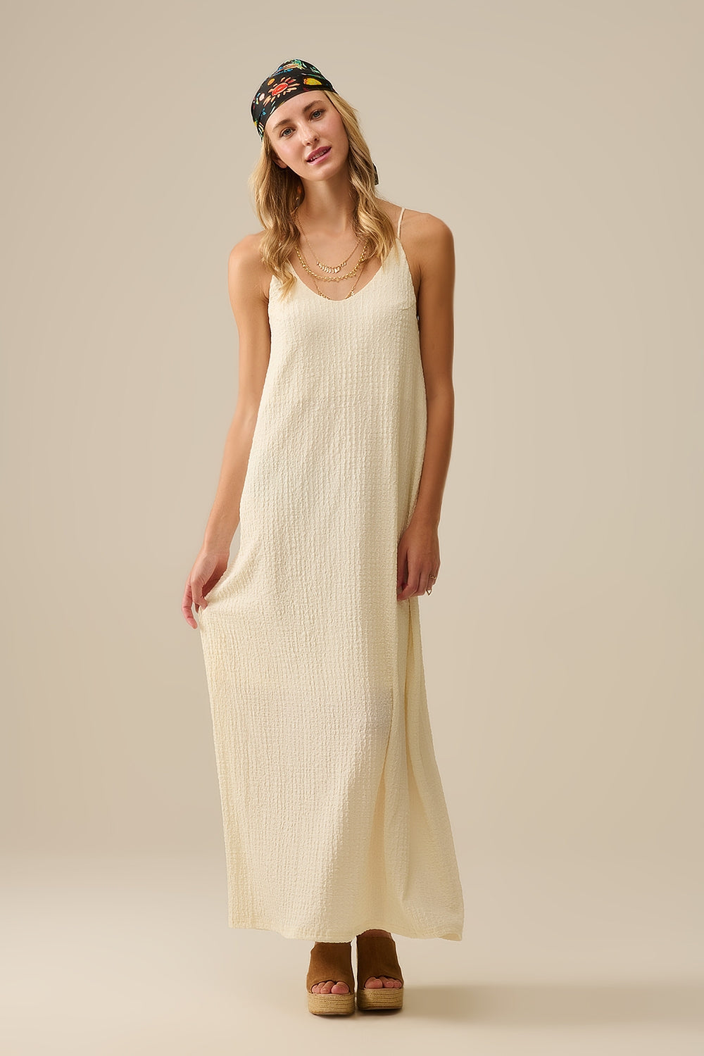 Vestido maxi com alças e costas em creme