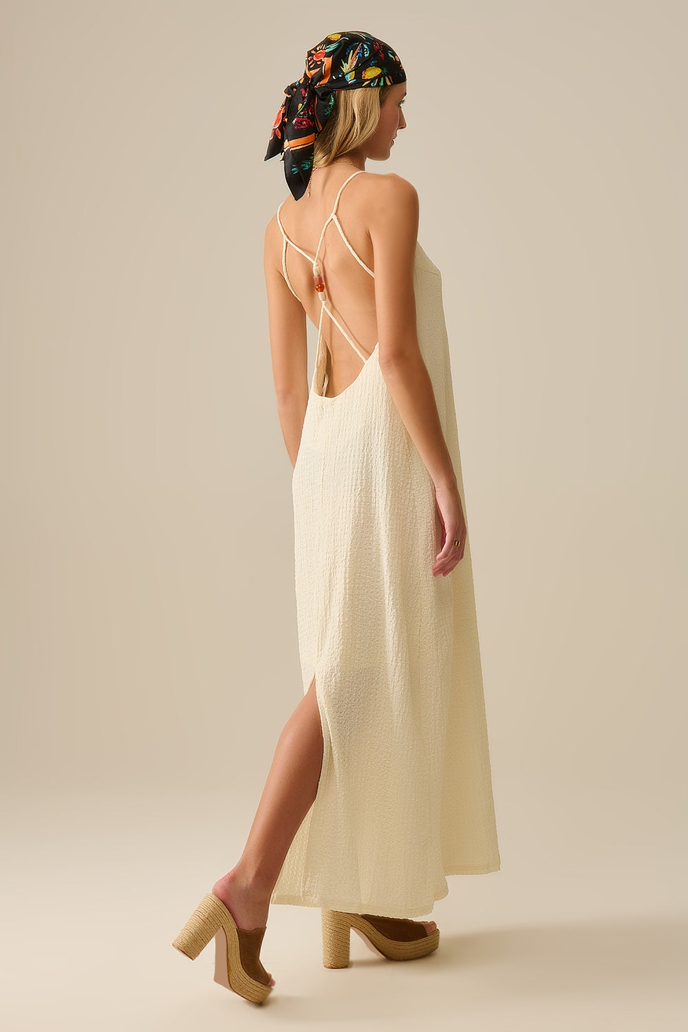 Vestido maxi com alças e costas em creme