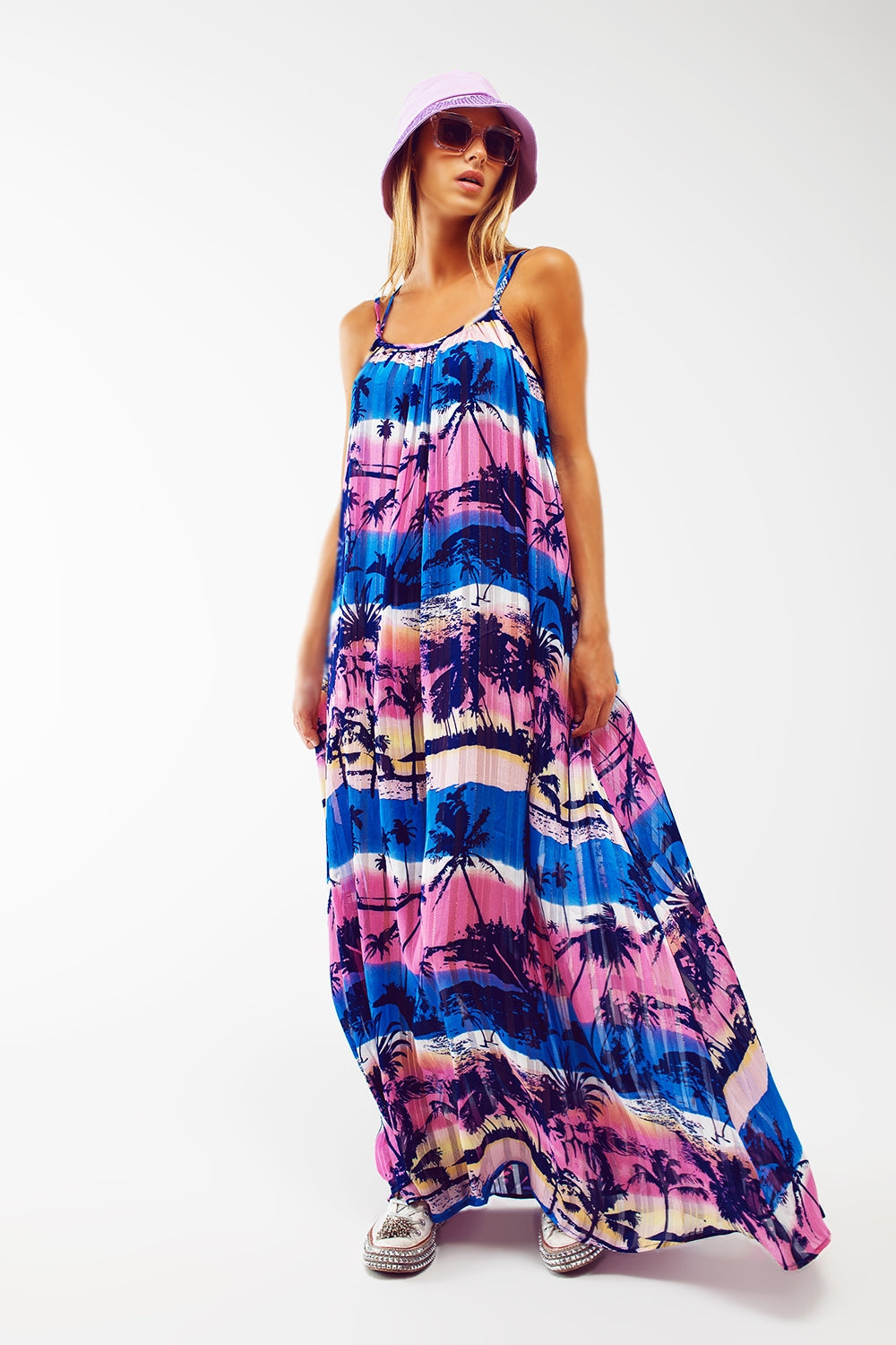 Vestido maxi com as costas abertas e relaxado com estampa tropical azul