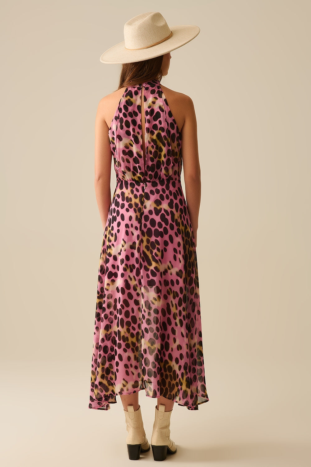 Vestido midi com decote haltere cruzado em rosa e preto com estampado animal
