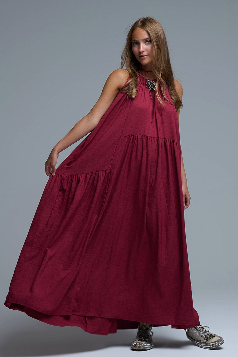 Vestido maxi com decote haltere e detalhes de costura borgonha