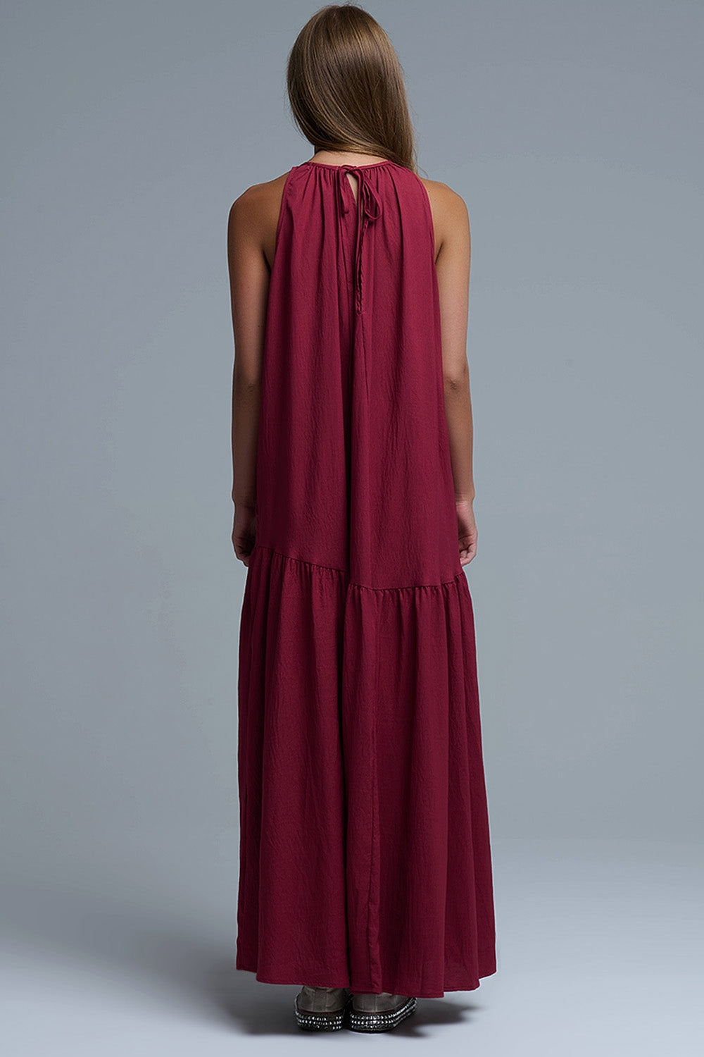 Vestido maxi com decote haltere e detalhes de costura borgonha