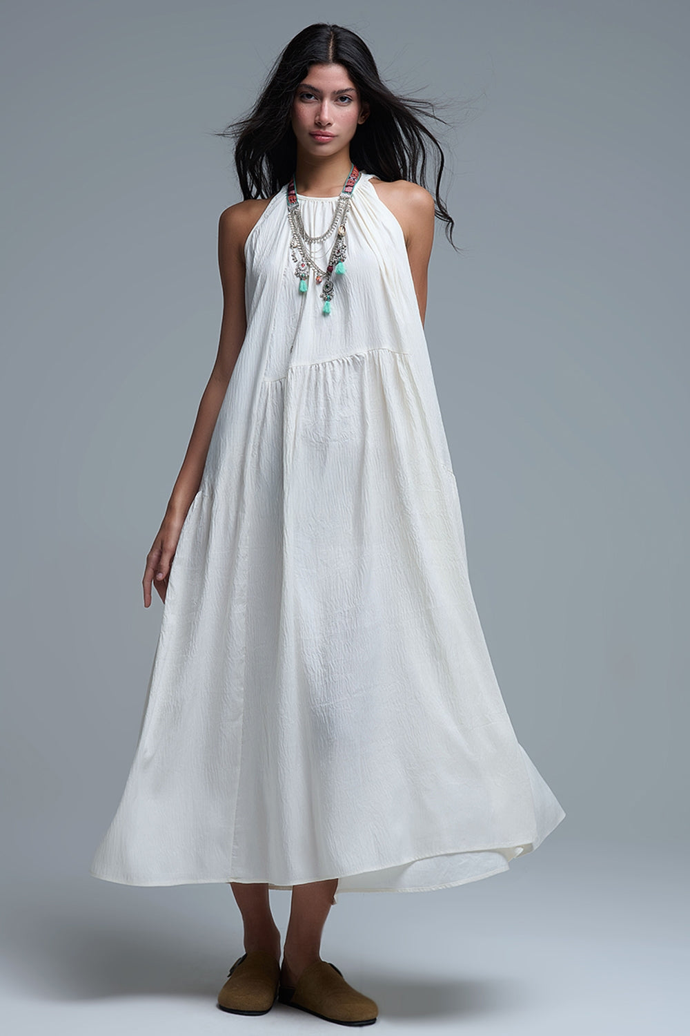 Vestido maxi com decote haltere e detalhes de costura em creme