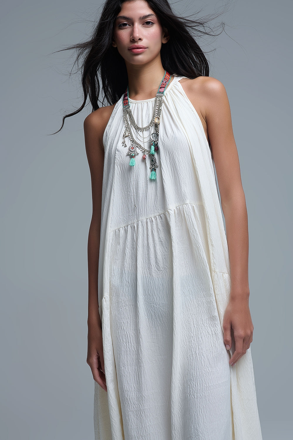 Vestido maxi com decote haltere e detalhes de costura em creme