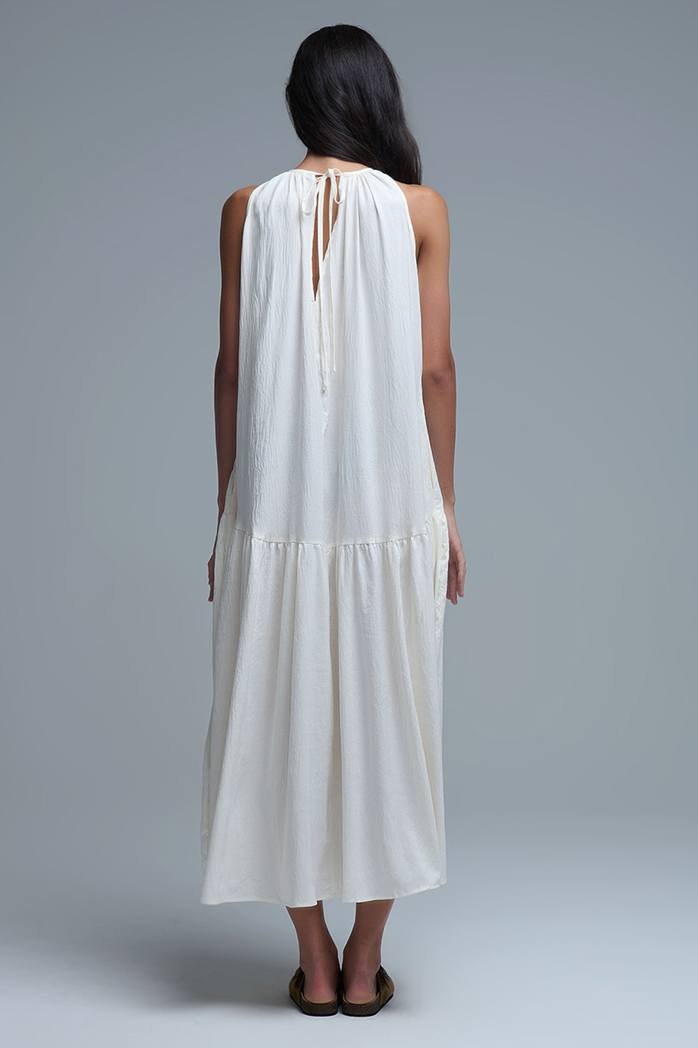 Vestido maxi com decote haltere e detalhes de costura em creme