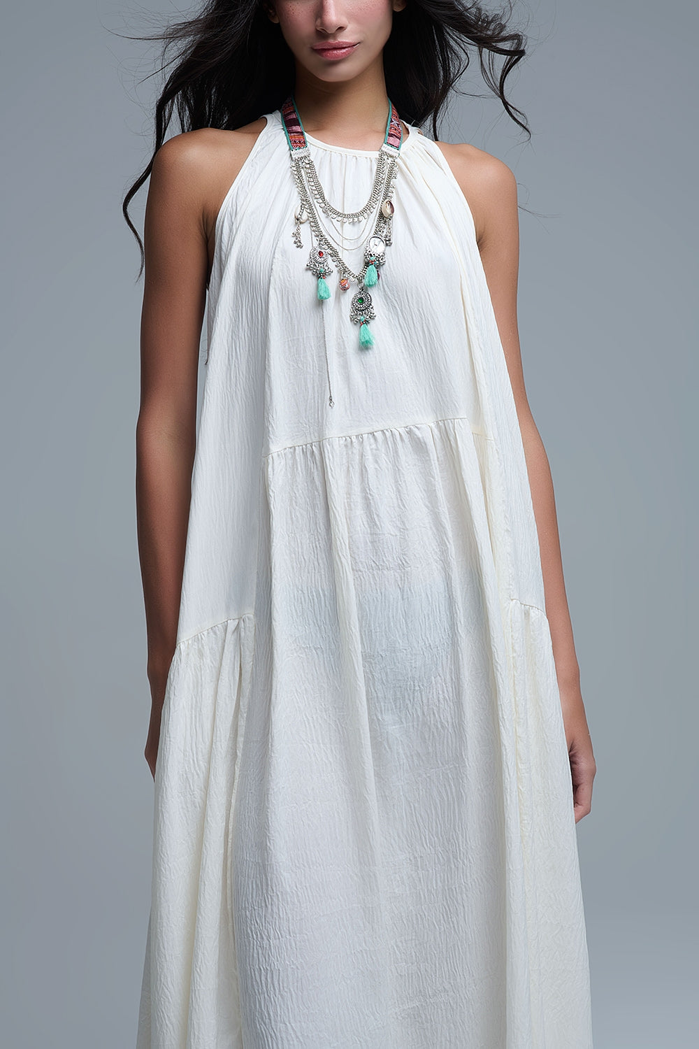 Vestido maxi com decote haltere e detalhes de costura em creme