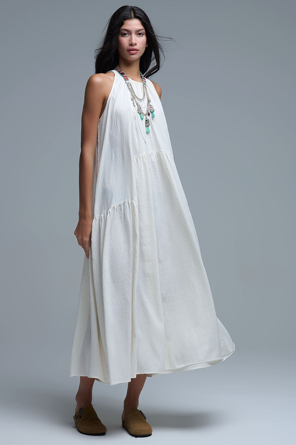 Vestido maxi com decote haltere e detalhes de costura em creme