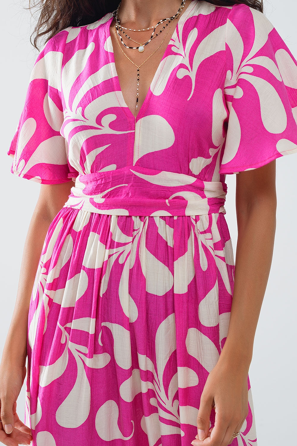 Vestido maxi com estampado floral fúcsia e costas abertas