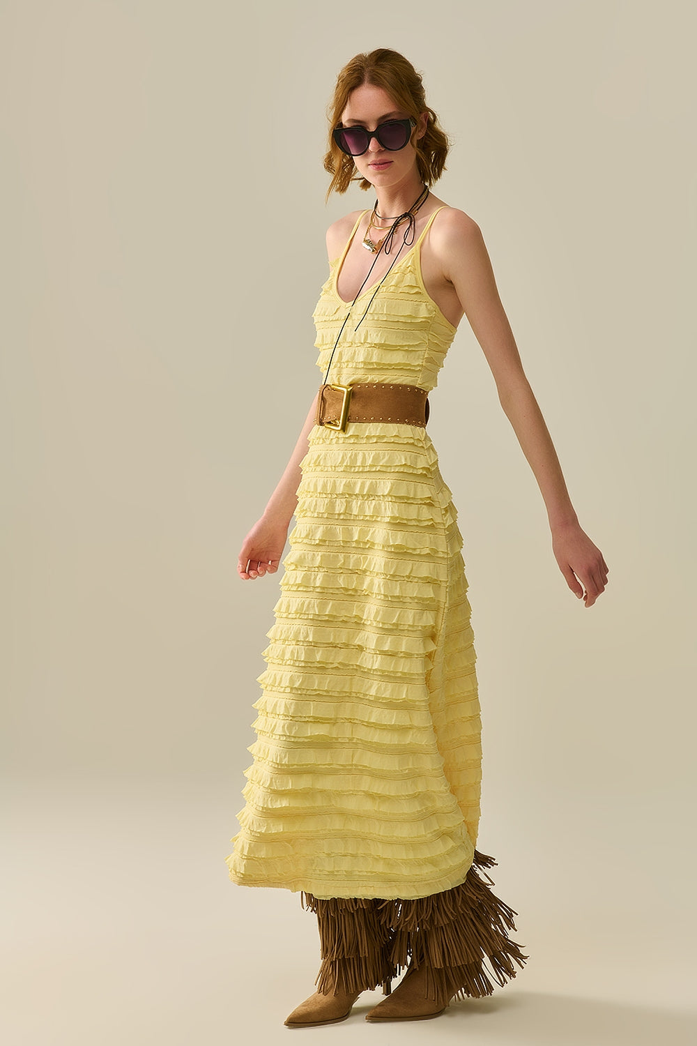 Vestido maxi com folhos em amarelo com alças
