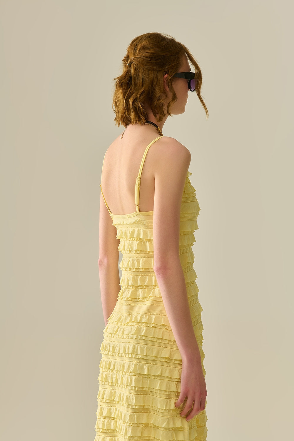 Vestido maxi com folhos em amarelo com alças