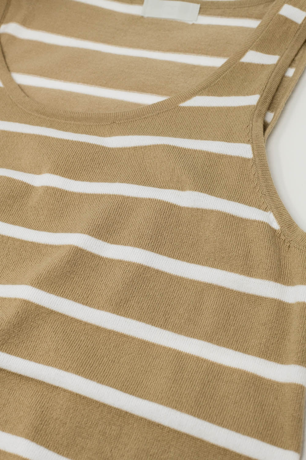 Vestido maxi com gola redonda em beige com riscas brancas
